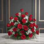 Ramo redondo de rosas rojas con flores blancas y follaje verde sobre mesa de mármol, con fondo oscuro elegante